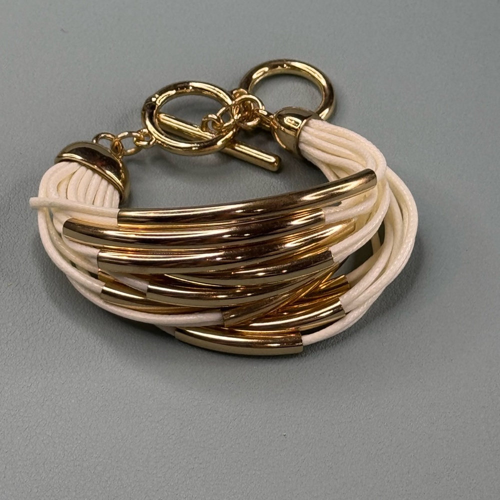 Elegant White and Gold Leather Bracelet with Multi-Strand Design